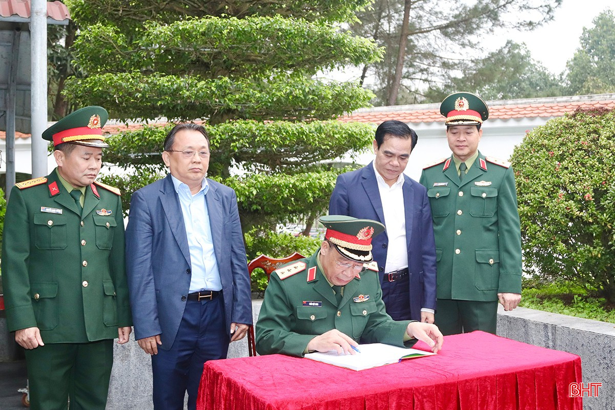 Đoàn cán bộ, học viên Học viện Quốc phòng tri ân các anh hùng liệt sỹ tại Ngã ba Đồng Lộc