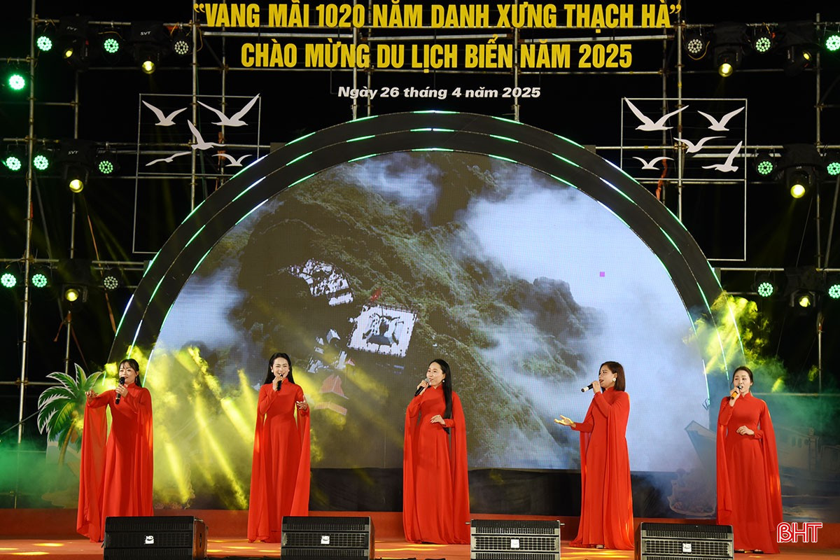 Tưng bừng khai hội du lịch biển Hà Tĩnh